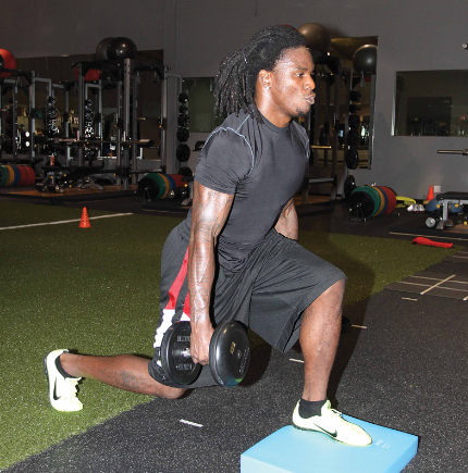 Tennessee Titans RB Chris Johnson performs a Reverse Lunge. 