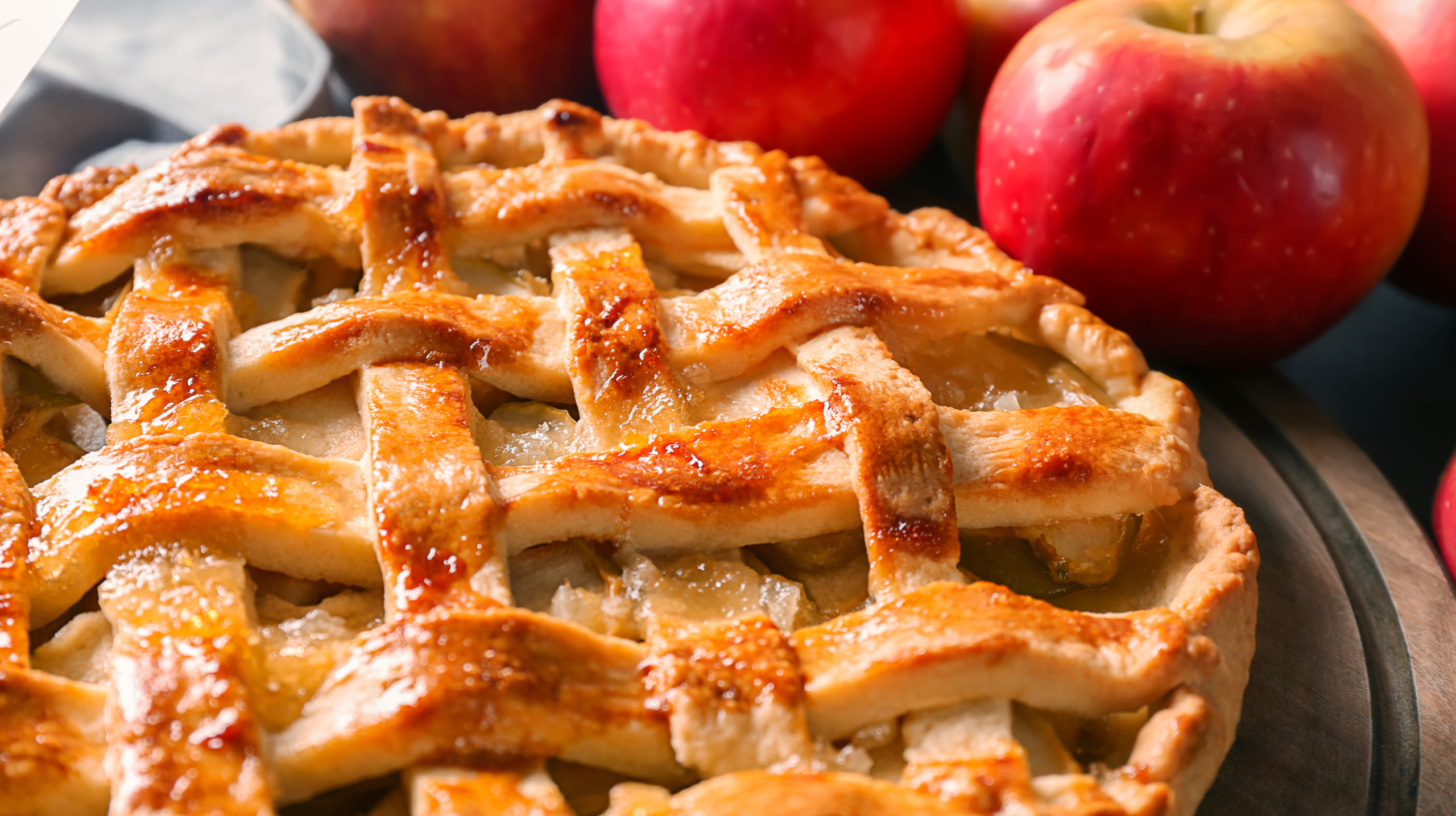 Ела вкусные яблоки. Пирог яблочный плетенка. Яблочный Грэхем. Плетеный пирог с яблоками. Пирог с яблоками в духовке плетеный.