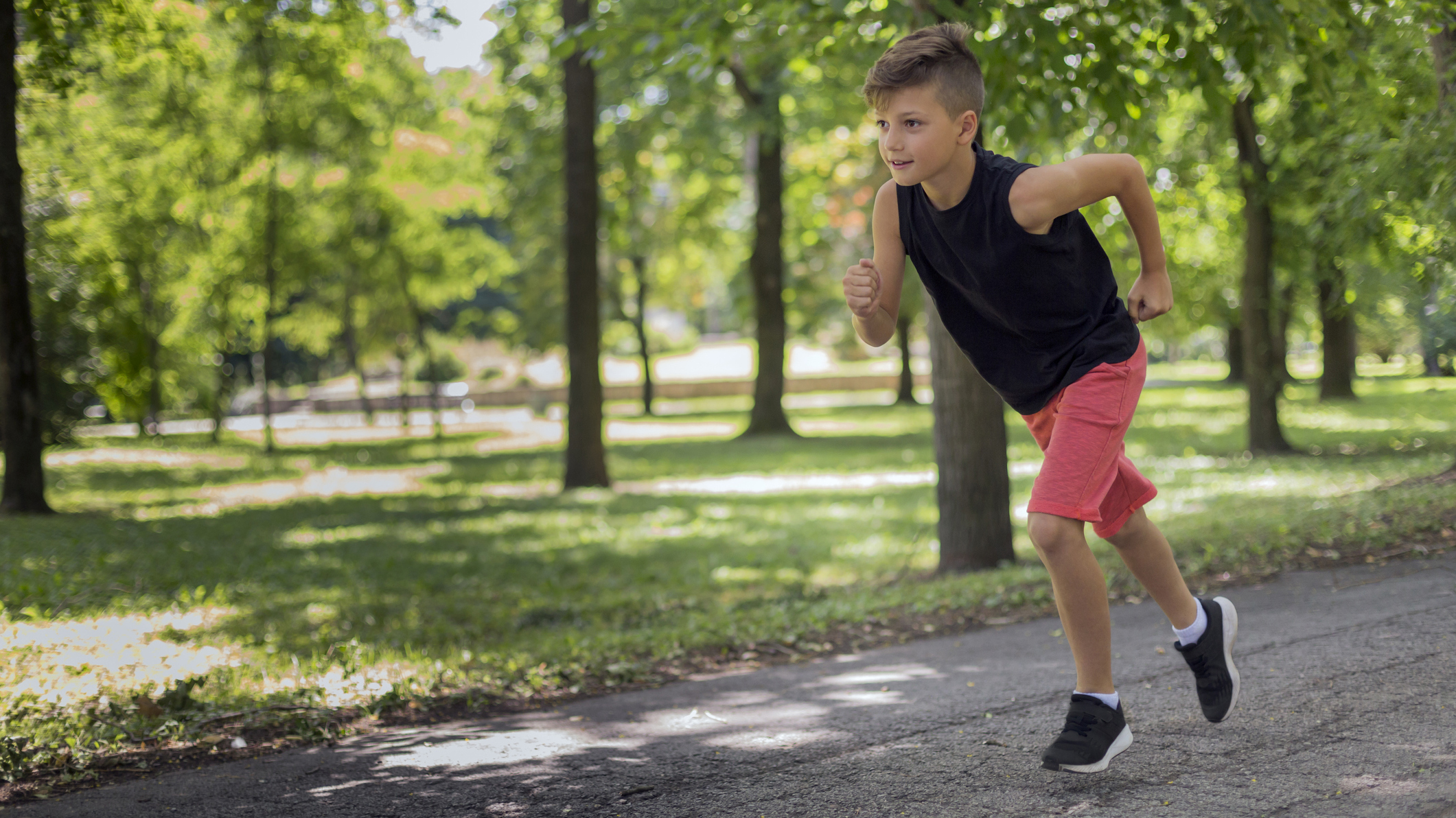 Running boys. Мальчик бегает с телефоном. Мальчик бежит без футболки. Boy Jogging. Teenage boy Jogging Suit.